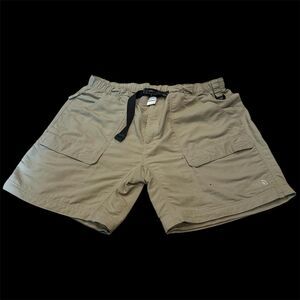 The North Face cargo shorts with clasp belt. Has pinholes on the front.‎ Size XL